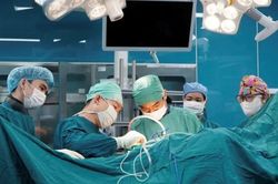 Cứu sống bé trai 11 tuổi bị ô tô cán qua người sau cuộc hội chẩn xuyên đêm giữa 2 bệnh viện
