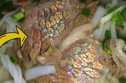 Miếng thịt bò ánh lên 7 sắc cầu vồng có ăn được nữa không?