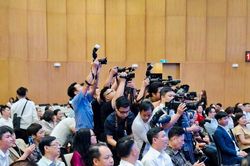 Nỗ lực thầm lặng của những người đứng sau ống kính