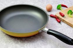 Chảo chống dính mới mua đừng dùng ngay: Thực hiện bước này chỉ 5 phút, chảo bền nhiều năm vẫn trơn láng