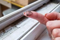 Bàn chải cũ đừng vội bỏ đi: Mẹo làm sạch rãnh cửa sổ nhanh gọn, bụi bẩn lâu năm cũng dễ dàng biến mất