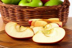 Trái cây vừa gọt đã thâm đen có nên ăn tiếp?