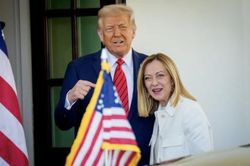 &Ocirc;ng Donald Trump vấp phản ứng khi n&oacute;i Thủ tướng &Yacute; 'n&agrave;i nỉ được chụp h&igrave;nh c&ugrave;ng'