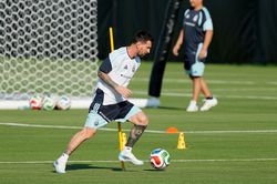 Khoa học lý giải kỹ năng siêu việt của Messi: Chỉ cần 0,04 giây đánh lừa đối thủ