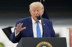 &Ocirc;ng Trump n&oacute;i Iran sẽ kh&ocirc;ng thu ph&iacute; t&agrave;u thuyền qua eo biển Hormuz