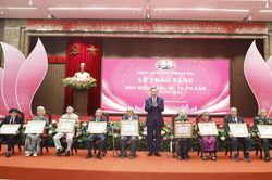 Hướng dẫn mới của Ban Tổ chức Trung ương về x&eacute;t tặng Huy hiệu Đảng