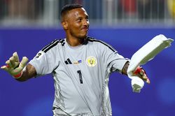 Thủ môn từng đối đầu Công Phượng, Quang Hải lập kỷ lục World Cup