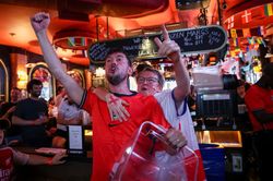 Khách World Cup sốc với văn hóa 'tiền bo' kiểu Mỹ: Trả đủ tiền vẫn mất thêm 20%