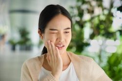 Cứ ăn uống là sưng đau góc hàm, người phụ nữ Hà Nội đi khám phát hiện bất ngờ