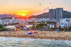 Ngắm diều khổng lồ hình độc lạ bay rợp trời Quy Nhơn