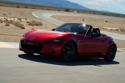 Xe mui trần giá từ hơn 1,3 tỷ đồng của Mazda trở lại Việt Nam sau 14 năm