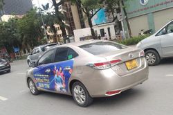 Xe dịch vụ quảng cáo cờ bạc trá hình ngang nhiên lưu thông trên đường phố
