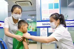 Tiêm vắc-xin viêm não Nhật Bản: 'Lá chắn' không thể bỏ quên