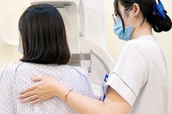 Đau v&uacute; k&eacute;o d&agrave;i, người phụ nữ 47 tuổi ph&aacute;t hiện ung thư v&uacute; sau 6 th&aacute;ng tr&igrave; ho&atilde;n sinh thiết