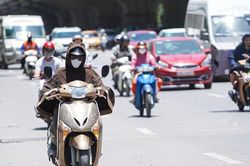 Nắng nóng thiêu đốt sắp vào đỉnh điểm, bão Mekhala vẫn tiếp tục mạnh lên