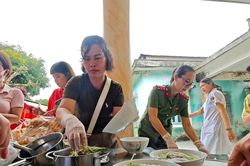 Hơi ấm của phở Hà Nội và những trạm dừng đầy cảm xúc