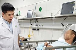Nghẹt thở ca mổ rút xà beng 1,5 m đâm xuyên đùi bệnh nhân