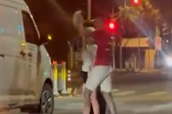Nhóm người đập nát kính xe tải van sau tiếng còi xin vượt
