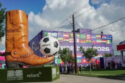 Nh&agrave; h&agrave;ng Việt tại Mỹ thu&ecirc; th&ecirc;m người, chờ 'hốt bạc' m&ugrave;a World Cup
