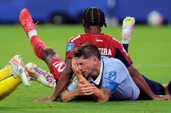 Sai lầm đẩy Uruguay v&agrave;o thế kh&oacute; ở bảng H