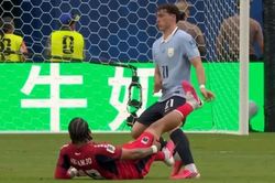 Cầu thủ Uruguay bỏ mặc đối thủ chấn thương