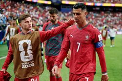Sao trẻ Bồ Đào Nha: 'Chúng tôi không có nghĩa vụ dồn bóng cho Ronaldo'