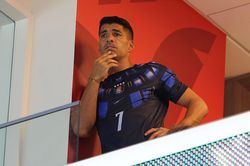 Suarez lặng người tr&ecirc;n kh&aacute;n đ&agrave;i, CĐV Uruguay tiếc nuối