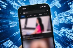 Facebook hiện toàn video khiêu dâm chỉ với một từ khóa