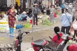 Công an vào cuộc vụ chủ quán hải sản xịt nước vào mặt cụ bà bán rau