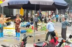 Cụ bà bán rau bị chủ cửa hàng hải sản xịt nước thẳng mặt
