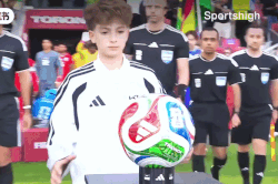 Danh tính cậu bé có cái nháy mắt 'náo loạn' World Cup