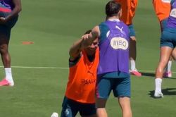 Hơn 3 triệu lượt xem Ronaldo quỳ gối trên sân tập
