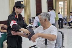 Bộ tư lệnh Cảnh sát cơ động khám bệnh và tặng quà tại Trung tâm Điều dưỡng thương binh Thuận Thành