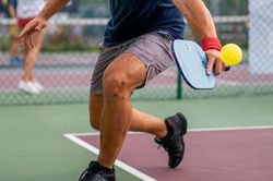Từ vụ người đ&agrave;n &ocirc;ng ở TPHCM tử vong khi đang chơi Pickleball, b&aacute;c sĩ cảnh b&aacute;o n&oacute;ng