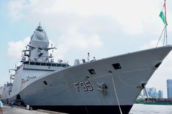 Tàu hộ vệ tàng hình và tàu săn ngầm Ấn Độ đến TPHCM