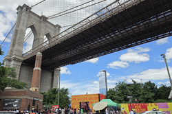 Muôn nẻo World Cup 2026: Xem bóng đá trên bãi cỏ, ngắm cầu Brooklyn