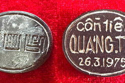 Mảnh nhựa khắc chữ 'Bùi Văn Biên'