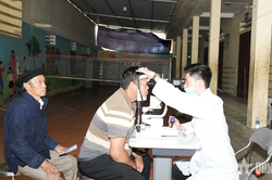 Tuyên Quang: Khám mắt, tặng thuốc miễn phí cho người dân xã biên giới