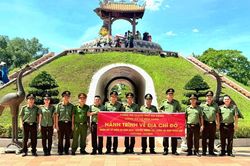 C&ocirc;ng an x&atilde; H&ograve;a Vang về nguồn tại c&aacute;c 'địa chỉ đỏ' mảnh đất Quảng Trị anh h&ugrave;ng