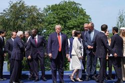 Ảnh ấn tượng: Tổng thống Donald Trump 'lẻ bóng' tại Hội nghị G7, Lãnh đạo Iran 'khoe' thỏa thuận với Mỹ, mâu thuẫn trong nội bộ Israel