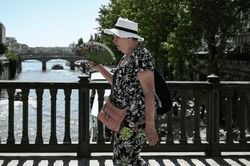 Pháp cảnh báo đỏ trên diện rộng về tình trạng nắng nóng khắc nghiệt, hủy bỏ nhiều sự kiện