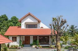Biệt thự với kiến trúc truyền thống mái dốc ngói đỏ