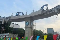 Hối hả tháo dỡ nhà, cổng chào... mở rộng quốc lộ 13 ở TPHCM