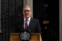 Thủ tướng Anh Keir Starmer nghẹn ngào thông báo từ chức