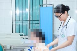 Vợ ung thư phổi di căn, chồng hối hận: 'Tôi đã hút thuốc cạnh bà ấy 30 năm'