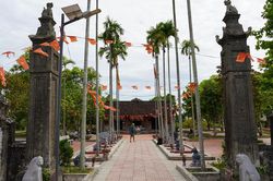 Cặp tượng đá cổ mất trộm nhiều năm trở về đền sau một bài đăng trên mạng