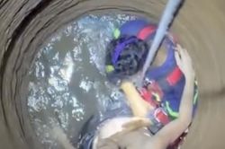 Cảnh sát đu dây xuống giếng sâu 30m để cứu người mắc kẹt
