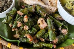 Lá bưởi cuốn thịt nướng than hồng, đặc sản lạ ở Phú Thọ khiến thực khách tò mò