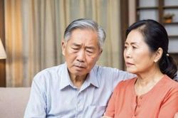 Ly hôn tuổi trung niên: Ai là người chịu thiệt?