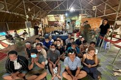 Triệt xóa tụ điểm cá cược đá gà qua mạng, thu giữ 2 khẩu súng